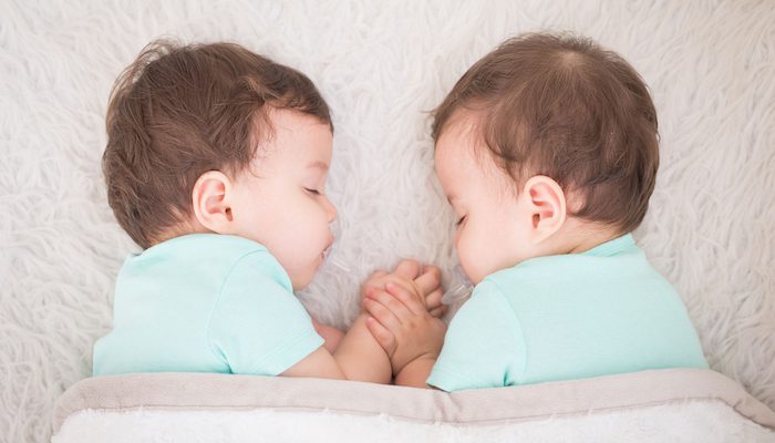 לילותיו של המיליונר האלמן היו אינסופיים: התאומים שלו סירבו לישון… עד לערב שבו מטפלת מסתורית עשתה את הבלתי־אפשרי