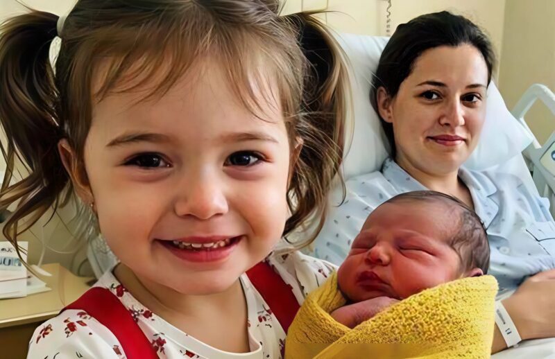 בתי הייתה מוקסמת מלהחזיק את אחותה הקטנה שזה עתה נולדה — עד לרגע שבו אמרה מילה אחת שהקפיאה לי את הדם