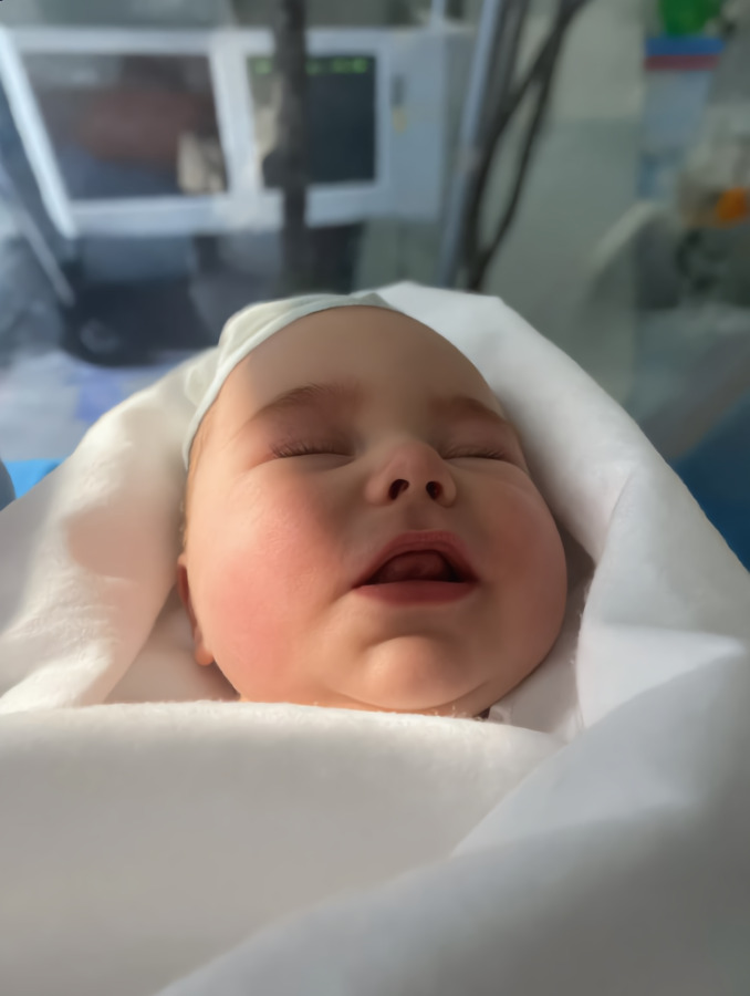 כאשר הילד שלי נולד, הרופא בדק אותו בקפידה… ואז לחש בשקט, כמעט לעצמו: "איך יכולנו לפספס את זה?"… באותו רגע העולם שלי קרס