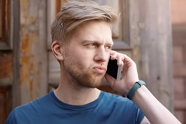 המשפחה שלי השאירה את סבא במלון כדי לא לשלם את החשבון… אבל הם לא ידעו שאני הנכד שלא כדאי להתעסק איתו